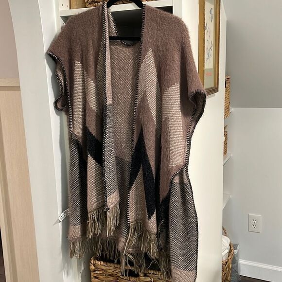 EUC Soft Khaki Black Chevron Wide Cap Sleeve Cape One Size - Picture 3 of 9